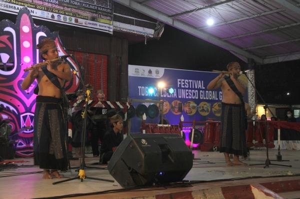 Festival Kaldera Toba di Parapat Pikat Pengunjung *Seribuan Wajah Bermasker Ramaikan Open Stage